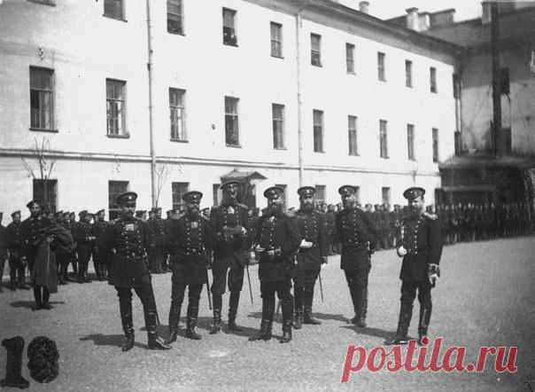 Ротные командиры Гвардейского экипажа перед построением части / История цивилизаций!