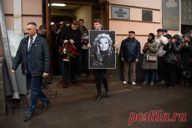 МИР24 | Со Светланой Светличной простились в Москве: в последний путь ее проводили аплодисментами