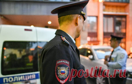 В Ставрополе застрелили замначальника уголовного розыска одного из отделов полиции. Полицейский умер в больнице В Ставрополе неизвестный застрелил замначальника отдела уголовного розыска ОП No3 УМВД России по городу Алексею Золотухину. Об этом сообщает «Интерфакс» со ссылкой на источник в правоохранительных органах. По данным агентства, преступление было совершено около 18:20 на улице 50 лет ВЛКСМ. Злоумышленник выстрелил из огнестрельного оружия сотруднику полиции в голову. Золотухин скончалс…