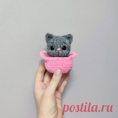 PDF Котёнок в корзинке крючком. FREE crochet pattern; Аmigurumi toy patterns. Амигуруми схемы и описания на русском. Вязаные игрушки и поделки своими руками #amimore - котята, плюшевый котик, забавный кот из плюшевой пряжи, кошка, кошечка, котёнок.
