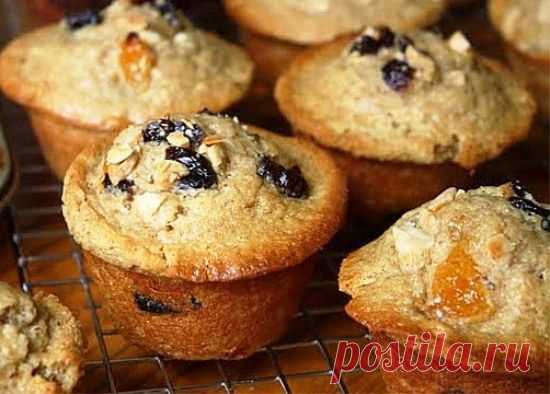 Манные кексы с курагой и изюмом.