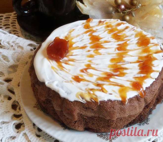 Шоколадный бисквит с вишней и грушами