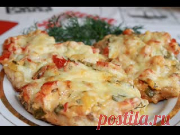 Куриная грудка "под шубой" в духовке.Сочная куриная грудка. Нам понадобится:-1,5кг куриных грудок (филе)-у нас 2грудки домашних куриц)))-2-3помидора-1сладкий перец-5-6зубчиков чеснока-сыр - около 250гр-100гр в начинку и 150 -посыпем сверху-1ст муки-для панировки-6-7ст.л.майонеза-2ч.л.горчицы-свежая зелень-укроп,лук,петрушка-соль,перец-по...