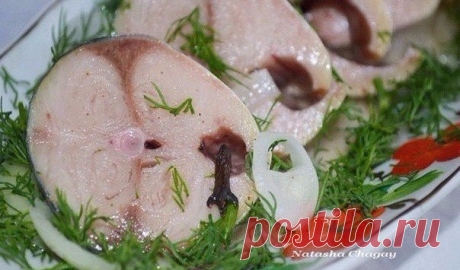 В таком маринаде скумбрия не уступает по вкусу красной рыбе | приготовление Ингредиенты: - Скумбрия (замороженная, разморозить) 2 шт - лук репчатый по вкусу - вода 250 мл - гвоздика 6 шт - перец горошком шепотка - перец душистый молотый 1/3 ч л - зерна кориандра шепотка - соль 2 ч л - сахар 0,5 ч л - масло подсолнечное 2 ст л - уксус яблочный 2,5 ст л Приготовление: 1. Скумбрию почистить, порезать на кусочки. 2. Воду вскипятить, добавить туда соль, сахар, гвоздику, перец г...