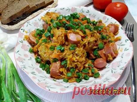 Тушеная капуста с сосисками на сковороде