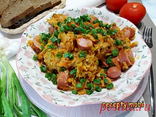 Тушеная капуста с сосисками на сковороде