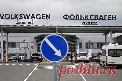 На бывшем заводе Volkswagen в России обнаружили тысячи иномарок. На парковках бывшего завода Volkswagen в Калужской области скопились тысячи автомобилей. На территории предприятия хранятся иномарки китайских, немецких и японских брендов. Как отмечают корреспонденты, на некоторых автомобилях есть эмблемы Volkswagen, Audi и Toyota. Среди них также электрокары Avatr и минивэны GAC.