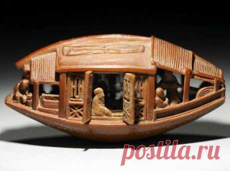 Потрясающая скульптура, созданная из крохотной косточки оливки. Эта невероятно искусная работа была выполнена еще в 1737 году!