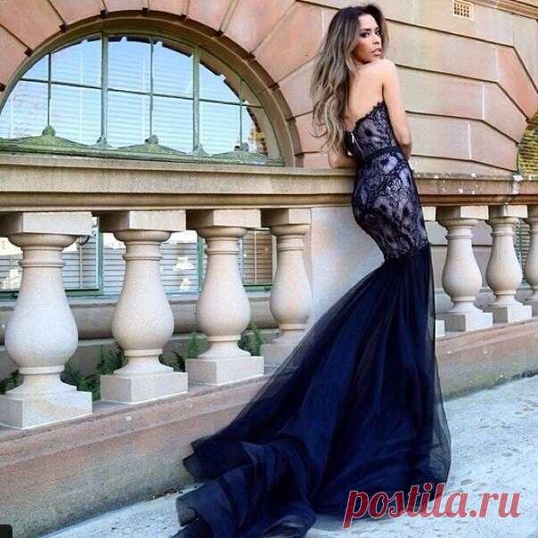 Мы собрали 25 лучших афоризмов Коко Шанель о женской судьбе, моде и красоте:

1. Чем хуже у девушки дела, тем лучше она должна выглядеть.
2. Принято считать, что роскошь — противоположность нищеты. Нет, роскошь — противоположность вульгарности.
3. В 20 лет у вас лицо, которое дала вам природа; в 30 лет у вас лицо, которое вылепила вам жизнь; а в 50 у вас лицо, которого вы заслуживаете.
4. Мне наплевать, что вы обо мне думаете. Я о вас не думаю вообще.
5. Не бывает некрасив...