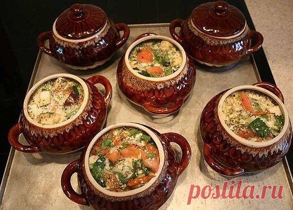 16 рецептов БЛЮД В ГОРШОЧКАХ

В горшочках даже самое простое блюдо кажется вкуснее. Не случайно они становятся все популярнее и популярнее.

1. Жаркое из курицы по-русски

Ингредиенты:
-Курица весом примерно 1 кг, 
-400г репчатого лука, 
-50г изюма, 
-50г ядер грецкого ореха, 
-50г свежих грибов, 
-15г сливочного масла, 
-свежая зелень, 
-соль, 
-молотый черный перец.

Для соуса: 
-25г муки высшего сорта, 
-400г сметаны, 
-25г сливочного масла.

Приготовление:
Тушку промыт...