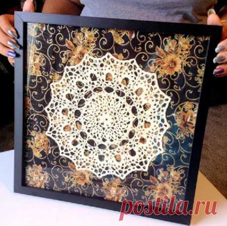 Необычное применение вязаных салфеток в интерьере - Сам себе мастер - медиаплатформа МирТесен Хотим изменить стереотип, что вязаная салфетка — это пережиток прошлого и напоминает «бабушкин» интерьер. И сегодня мы вам подскажем новую идею для их применения: оформить вязаные салфетки можно в виде панно. Как на контрасте, так и в единой гамме с рамкой — оба варианта смотрятся отлично....