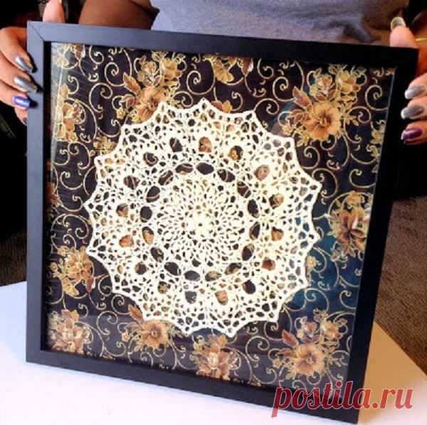 Необычное применение вязаных салфеток в интерьере - Сам себе мастер - медиаплатформа МирТесен Хотим изменить стереотип, что вязаная салфетка — это пережиток прошлого и напоминает «бабушкин» интерьер. И сегодня мы вам подскажем новую идею для их применения: оформить вязаные салфетки можно в виде панно. Как на контрасте, так и в единой гамме с рамкой — оба варианта смотрятся отлично....