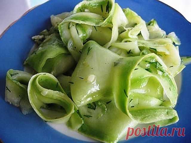 Попробуйте такой замечательный рецептик!
Это удивительное по своему вкусу и приготовлению блюдо я впервые попробовала на пикнике. Одна знакомая угостила нас этой закуской. Естественно, что после первого стола маринованных кабачков в тарелке не осталось совсем, потому что их необычный вкус понравился всем. Потом я приготовила их сама, и снова уже мои знакомые были удивленны вкусом маринованных кабачков.

Пока на рынке еще есть молодые кабачки, очень вам советую поспешить пр...