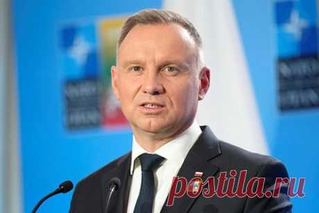 Польша описала последствия членства Украины в НАТО. Президент Польши Анджей Дуда описал последствия потенциального членства Украины в НАТО. Он подчеркнул, что ему как президенту пришлось бы принять решение об отправке солдат Польши на фронт. При этом политик отметил, что вступление Украины в НАТО теоретически выгодно Варшаве.
