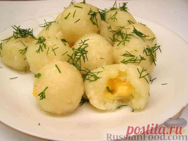 Рецепт: Клецки из отварного картофеля с сырной начинкой на RussianFood.com