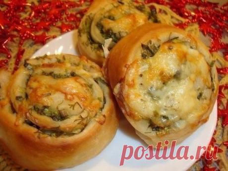 Луково-чесночные завитушки

Ингредиенты:
-250 г теста для пиццы дрожжевого
-120 г сливочного масла
-3 - 4 зубчика чеснока
-1 небольшой пучок зеленого лука
-1 пучок укропа
-50 - 70 г тертого сыра
-соль крупного помола для посыпки.

Приготовление:
Духовку нагреть до 200 градусов. Чеснок пропустить через пресс и добавить к сливочному маслу и измельченной зелени. Тесто раскатать в тонкий пласт и нанести на него ровным слоем приготовленную начинку.
Скрутить тесто в рулет и наре...