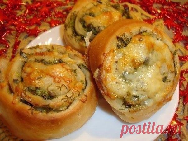 Луково-чесночные завитушки

Ингредиенты:
-250 г теста для пиццы дрожжевого
-120 г сливочного масла
-3 - 4 зубчика чеснока
-1 небольшой пучок зеленого лука
-1 пучок укропа
-50 - 70 г тертого сыра
-соль крупного помола для посыпки.

Приготовление:
Духовку нагреть до 200 градусов. Чеснок пропустить через пресс и добавить к сливочному маслу и измельченной зелени. Тесто раскатать в тонкий пласт и нанести на него ровным слоем приготовленную начинку.
Скрутить тесто в рулет и наре...