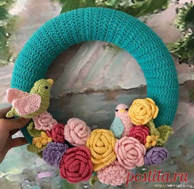 Вязаный весенний венок с птичками и розочками
