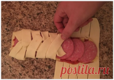 Дома есть слоеное тесто, колбаса и сыр? Тогда приготовьте эту вкуснятину!