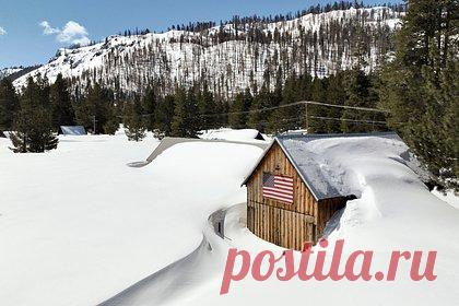 В Калифорнии зафиксировали рекордный уровень снега. На горном хребте Сьерра-Невада в восточной части американского штата Калифорния зафиксировали рекордный уровень снега. Появление обильного покрова связали с недавними штормами. В понедельник, 3 апреля, специалисты сообщили, что уровень снега достиг высокого уровня — 321 сантиметр.