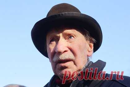 Стало известно о начавшихся у госпитализированного Краско галлюцинациях. У госпитализированного 92-летнего Ивана Краско начались галлюцинации, об этом сообщают «Известия» со ссылкой на его помощницу Дарью Пашкову. Стало известно, что артисту в больнице прописали сильнодействующие препараты, от них пациента клонит в сон, он путает врачей со своей ассистенткой и называет всех ее именем.