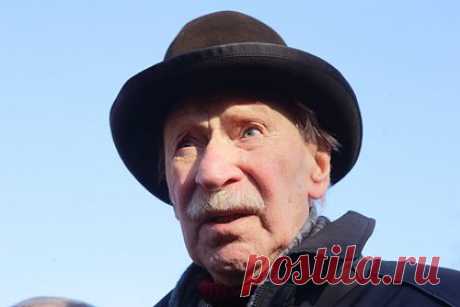 Стало известно о начавшихся у госпитализированного Краско галлюцинациях. У госпитализированного 92-летнего Ивана Краско начались галлюцинации, об этом сообщают «Известия» со ссылкой на его помощницу Дарью Пашкову. Стало известно, что артисту в больнице прописали сильнодействующие препараты, от них пациента клонит в сон, он путает врачей со своей ассистенткой и называет всех ее именем.