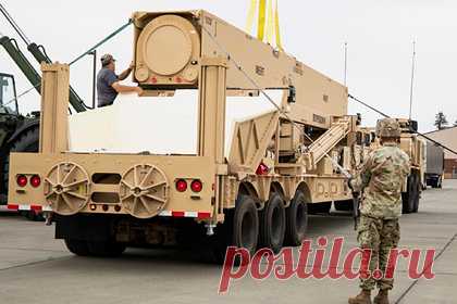 Американские артиллеристы получили первые гиперзвуковые комплексы. Американские артиллеристы получили первую батарею гиперзвукового ракетного комплекса наземного базирования. Военным передали две пусковые установки комплекса Long Range Hypersonic Weapon (LRHW) Dark Eagle и макеты транспортно-пусковых контейнеров. Минобороны США опубликовало снимки передачи элементов комплексов.