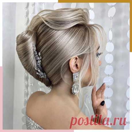 Что из себя представляет прическа ракушка?
Ракушка (французский пучок, твист) — это одна из самых универсальных причесок. Она делает подбородок изящнее, шею — тоньше и длиннее и даже может визуально худить. Твист подходит для любой формы лица, но лучше претендентки на эту укладку — девушки с овальной формой. Небольшой начес сверху создает эффект легкого вытягивания лица. Именно французский пучок и черное […]
Читай дальше на сайте. Жми подробнее ➡