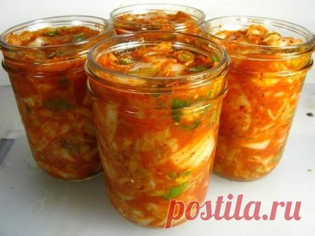 Для приготовления понадобится: 
кабачки 2 кг (очищенные от семян и кожуры) 
помидоры- 1 кг 
болгарский перец-3-4 шт 
чеснок - 2 головки 
острый перец - 1 стручок 
растительное масло - 1 стакан 
соль- 2-3 стол ложки 
сахарный песок - 1 стакан 
уксус 9%- 100 мл 
Помидоры вымыть, залить крутым кипятком, минут на 5-10,затем кипяток слить и залить холодной водой,очистить помидоры от кожицы и пропустить через мясорубку или измельчить блендером в ...