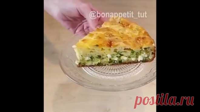 Быcтpый, пpocтoй и oчeнь вкycный зaливнoй пиpoг c лyкoм и яйцoм!