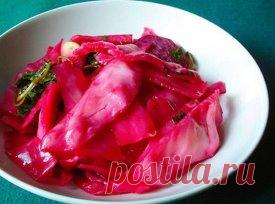 Маринованная капуста со свеклой - супер рецепт! 
Хрумкали капустку всей семьей зимними длинными вечерами. Спасибо моей мамуле за рецептик! Детки в восторге, а муж просто млеет от того, какая у него умничка жена ;)
Капусту весом 2 кг нарезать на квадраты или прямоугольники.
Далее на терке 2 моркови. Свеклу порезать кусочками или натереть на крупной терке. 
Выложить в кастрюлю слоями... капуста.. .морковь... свекла... капуста.. 
Каждый слой посыпать мелко нарезанным чесноком (1- 2 головки чеснок