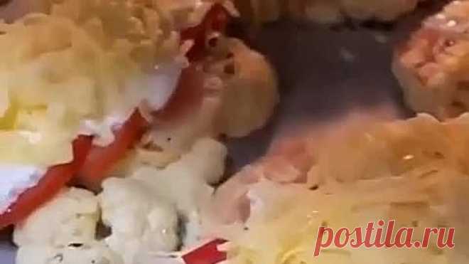 Стейки из цветной капусты с фаршем, помидорами и сыром