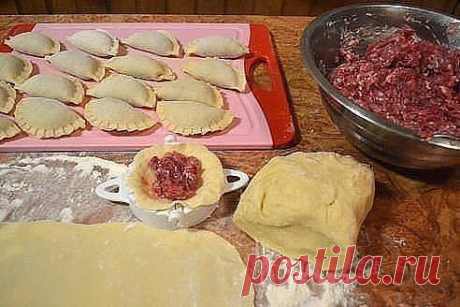 САМОЕ ВКУСНОЕ ТЕСТО НА КИПЯТКЕ ДЛЯ ПЕЛЬМЕНЕЙ. ПРОСТО СУПЕР!
Ингредиенты: 
1 яйцо, 
соль, 
3 стакана муки, 
1 ст.л. растительного масла, 
1 стакан кипятка. 
Приготовление: 
К яйцу добавляем соль и взбиваем вилкой. 
Затем добавляем 3 стакана муки и 1 ложку растительного масла. Хорошенько перемешиваем и добавляем 1 стакан кипятка (не бойтесь, клея не будет). 
Вымешиваем ложкой, а потом замешиваем руками (если необходимо, добавляем немного муки).