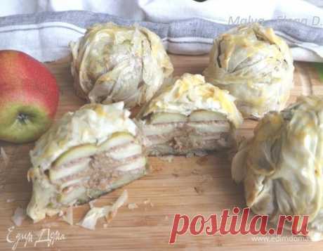 Яблоки в тесте фило. Ингредиенты: яблоки гренни смит, тесто фило, молоко 4%