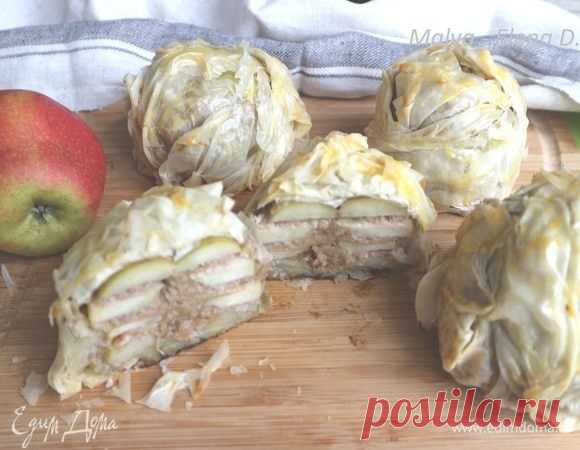 Яблоки в тесте фило. Ингредиенты: яблоки гренни смит, тесто фило, молоко 4%