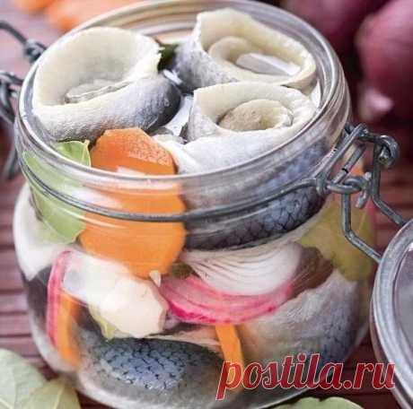 9 МАРИНАДОВ ДЛЯ РЫБЫ 

1. СКУМБРИЯ ЗА ТРИ МИНУТЫ!

ИНГРЕДИЕНТЫ:
Скумбрия (средняя) — 1 шт
● Луковая шелуха (сколько есть, на глаз)
● Соль (ложки без верха) — 5 ст.л.
● Вода — 1 л

ПРИГОТОВЛЕНИЕ:
Луковую шелуху замочить ненадолго в воде. Потом поставить на огонь и добавить соль. На литр воды нужно 5 столовых ложек соли (если воды надо больше, то и соли соответственно). Соленую луковую воду вскипятить, положить скумбрию и варить ровно 3 минуты! Потом рыбку откинуть на дуршла...