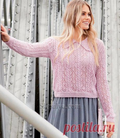 Воздушный пуловер с отложным воротником, декорированным кружевным бордюром связан спицами из шерсти с хлопком ажурными полосами, обрамленными витыми «косами».