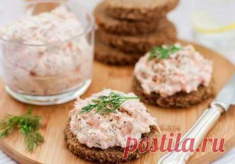 Завтрак: готовим риет из рыбы - БУДЕТ ВКУСНО! - медиаплатформа МирТесен Приготовим вкусную рыбу по-новому. Вы удивитесь, но даже на завтрак она уместна, например, в виде риета — популярной намазки к тостам. От паштета его отличает рыхлая волокнистая структура и способ приготовления. Во Франции, откуда блюдо родом, риет обычно готовили осенью и помещали в глиняные