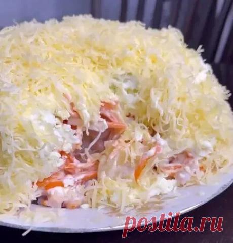 Салат бомба  Просто бесподобное сочетание продуктов, вы должны это попробовать 
Ингредиенты
-копчёная курица (лучше окорок) 250 г
-ананасы консервированные 1 б
-морковь по корейски 200 г
-яйца 4 шт
-сыр 150 г
-майонез+чеснок

Выложить всё слоями, в той последовательности в которой я прописала ингредиенты