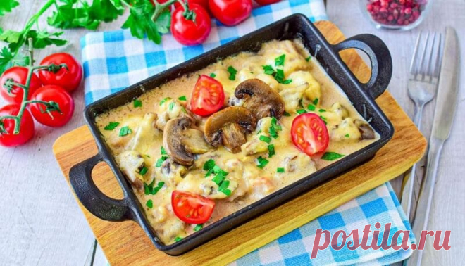 Жульен С Курицей Со Сметаной Жульен с курицей со сметаной на сковороде - лучшая горячая закуска на скорую руку для любого случая. Готовится блюдо легко и просто.