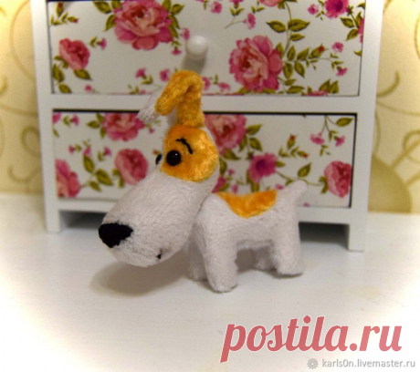 Шьём очаровательного пёсика Рекса Предлагаю вам сшить вот такого маленького, миленького пёсика из польского мультфильма «Рекс». Игрушка по выкройке по высоте без ушек 7,5 см. Приятного творчества! Для работы нам понадобится: белый плюш и охра; глазки (у меня стеклянные 5 мм); нитки чёрные для вышивки; опил и синтепон; ножницы; клей ПВА; проволока 8 см; гранулят стеклянный; хорошее настроение :) Вырезаем выкройки и переносим на плюш, оставляя 1 см по краям для швов.