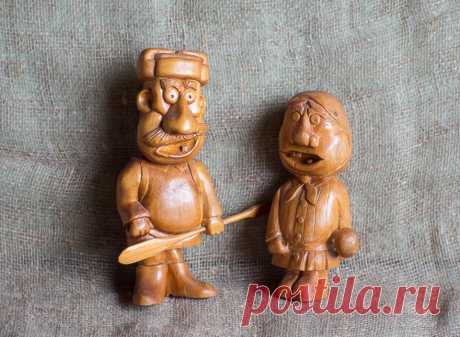 Николай Сайнаков Дед Мазай и его сердитая бабка. 1991 г. Резьба по дереву. Кедр. Нитролак.