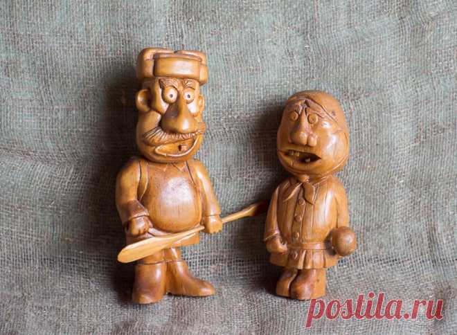 Николай Сайнаков Дед Мазай и его сердитая бабка. 1991 г. Резьба по дереву. Кедр. Нитролак.