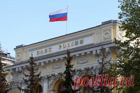 Россиян предупредили о новой схеме телефонного мошенничества. Мошенники изобрели новую схему телефонных обманов. Теперь при телефонных звонках они представляются сотрудниками Банка России. Об этом сообщил директор департамента информационной безопасности Центробанка Вадим Уваров. Он добавил, что зафиксированы случаи, когда мошенники использовали его данные в своих легендах.