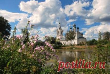 В 1578 г. царский дьяк Андрей Верещевский продал Жестылево Троице-Сергиеву монастырю

В конце XVI в. в селе была деревянная Покровская церковь. Храм сожгли поляки, и на протяжении XVIII-XIX вв. на его месте сменяли друг друга только часовни. 
Для строительства новой церкви в селе построили кирпичный завод. В 1895 г. настоятелем был назначен отец Георгий Добронравов. В августе 1899 г. состоялась торжественная закладка храма. Пять лет продолжалось строительство храма по прое...