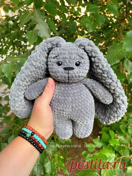 PDF Зайчик Уголёк крючком. FREE crochet pattern; Аmigurumi toy patterns. Амигуруми схемы и описания на русском. Вязаные игрушки и поделки своими руками #amimore - зайка из плюшевой пряжи, заяц, плюшевый зайчик, кролик, зайчонок, крольчонок.