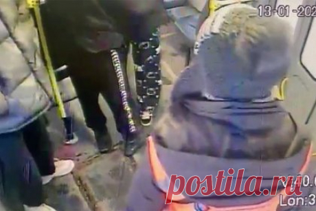 Появилось видео избиения кондуктора трамвая в Петербурге тремя подростками. МВД опубликовало видео нападения подростков 14 и 16 лет и 14-летней девочки-подростка на кондуктора трамвая в Санкт-Петербурге. На записи видно, что конфликт начался со словесной перепалки, переросшей в драку, в результате которой сотрудница «Горэлектротранса» получила травмы и потеряла часть волос.