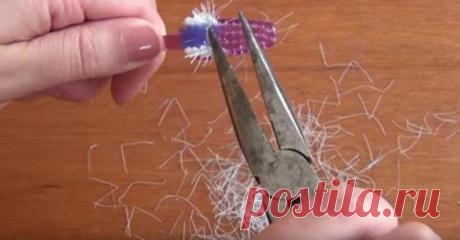 Она отрезала плоскогубцами щетину со старой зубной щетки. Узнав причину, ты придешь в восторг!