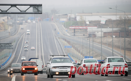 В России придумали способ охватить связью все федеральные трассы. Один из ведущих российских институтов в области разработки радиотехники создал энергонезависимую опору. Это может позволить обеспечить связью автотрассы и отдаленные районы. Но операторы говорят, что нужно решить и другие проблемы