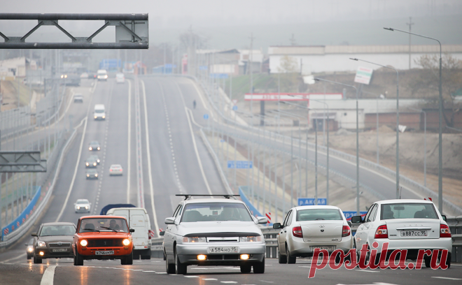 В России придумали способ охватить связью все федеральные трассы. Один из ведущих российских институтов в области разработки радиотехники создал энергонезависимую опору. Это может позволить обеспечить связью автотрассы и отдаленные районы. Но операторы говорят, что нужно решить и другие проблемы